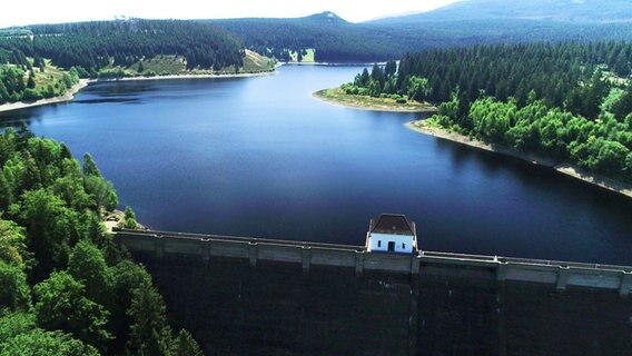 Luftaufnahme: Die Eckertalsperre im Harz. © NDR 