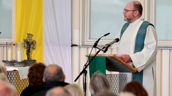 Pfarrer Matthias Eggers (Katholische Pfarrei Wolfenbüttel) spricht auf dem traditionellen Bittgottesdienst zum Thema "Frieden". © picture alliance/dpa | Peter Gercke Foto: Peter Gercke