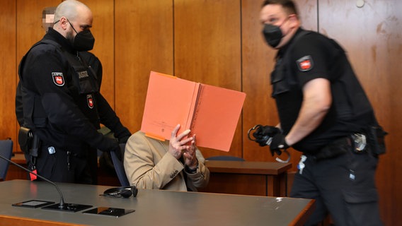 Ein Angeklagter sitzt in einem Gerichtssaal im Landgericht Göttingen. © picture alliance/dpa/Stefan Rampfel Foto: Stefan Rampfel