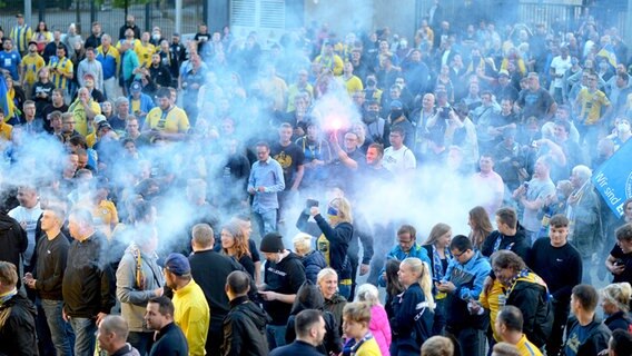 Braunschweiger Fans feiern vor dem Stadion. © dpa - Bildfunk Foto:  Hauke-Christian Dittrich
