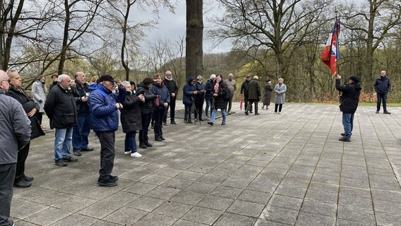 Angehörige gedenken im Konzentrationslager Mittelbau Dora. © NDR Foto: Michael Brandt