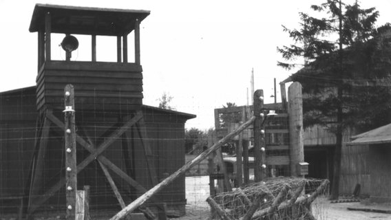 Lagereingang Ellrich-Juliushütte Mai / Juni 1945 (historisches Foto). © Sammlung Schwerdtfeger KZ Gedenkstätte Mittelbau Dora 