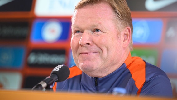 Ronald Koeman, Trainer der niederländischen Fußballnationalmannschaft, lächelt bei einer Pressekonferenz vor der Fußball-Europameisterschaft 2024 in Deutschland. © dpa Foto: Julian Stratenschulte