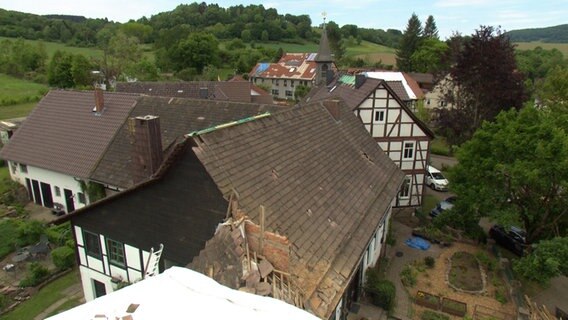 Abgedeckte Dächer in Merxhausen. © NDR 