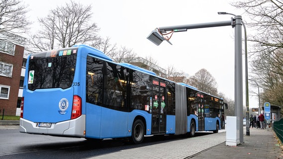 Ein Bus der Göttinger Verkehrsbetriebe (GöVB) fährt an eine Ladestation für Elektrobusse vorbei. © dpa Foto: Swen Pförtner