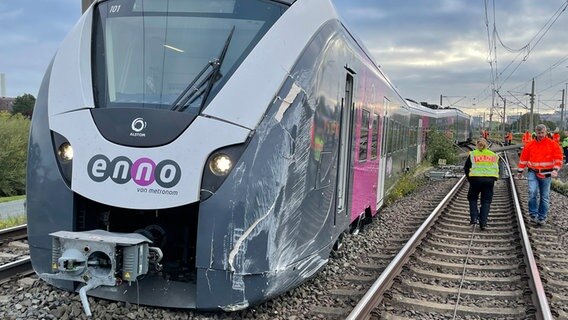 Eine an der Seite beschädigte Regionalbahn steht auf einem Gleis. © Bundespolizeiinspektion Hannover 