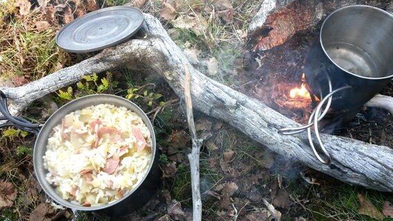 Ein typisches Essen auf "Dobsches" Wanderung: Reis mit Wurst. © Kai Uwe Dobrzewski Foto: Kai Uwe Dobrzewski