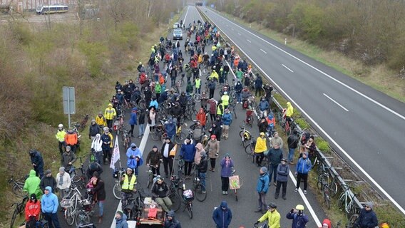 Eine Demonstration auf der gesperrten A39. © dpa-Bildfunk Foto: Frank Tunnat