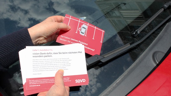 Karten für Falschparker werden unter einen Scheibenwischer geklemmt. Karten für Falschparker werden unter einen Scheibenwischer geklemmt. © SoVD-Kreisverband Braunschweig