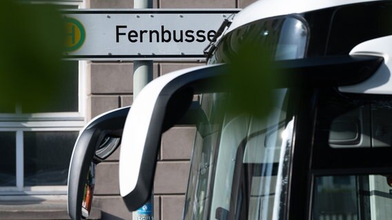 Ein Fernbus steht an der Fernbus-Station am Göttinger Busbahnhof. © picture alliance/dpa Foto: picture alliance/dpa | Swen Pförtner