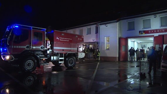 Ein Spezialfahrzeug zur Waldbrandbekämpfung wird im Feuerwehrgerätehaus Barbis vorgestellt. © NDR 