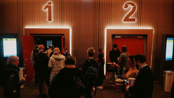Besucher:innen betreten beim Filmfest in Braunschweig einen Kinosaal. © Braunschweig International Film Festival (BIFF) 