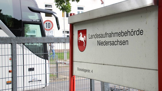 Ein Reisebus steht am Eingangstor der Landesaufnahmebehörde Niedersachsen in Braunschweig. © NDR 