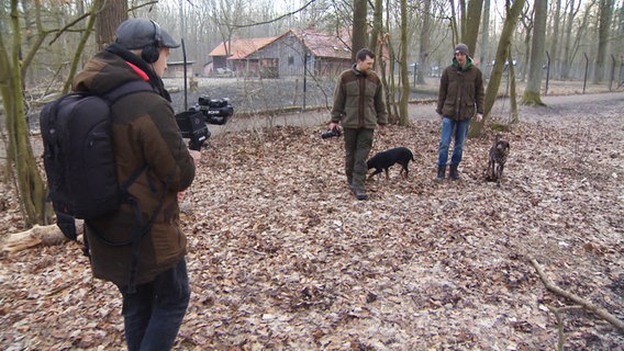 Jan Hüsing, Simon Delkeskamp und Felix Sahlmann produzieren im Wald einen Film für ihren Blog "forsterklaert.de". Jan Hüsing, Simon Delkeskamp und Felix Sahlmann produzieren im Wald einen Film für ihren Blog "forsterklaert.de". © NDR