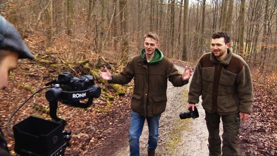 Jan Hüsing, Simon Delkeskamp und Felix Sahlmann produzieren im Wald einen Film für ihren Blog "forsterklaert.de". © NDR 