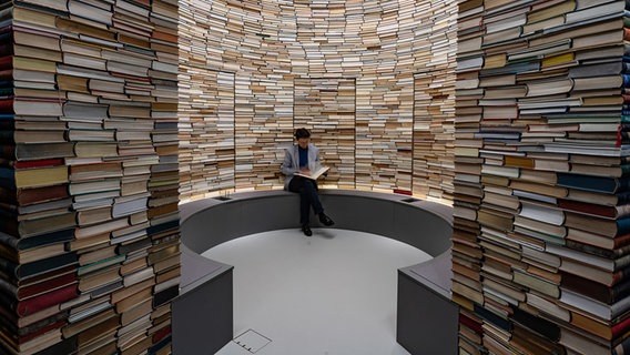 Marie Luisa Allemeyer, ehemalige Direktorin der Zentralen Kustodie der Universität, sitzt im Ausstellungsbereich "Bibliothek" im "Forum Wissen" der Georg-August-Universität Göttingen. © dpa-Bildfunk Foto: Swen Pförtner/dpa