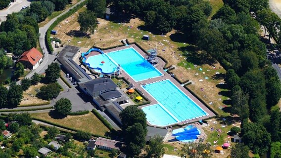 Das Freibad am Brauweg in Göttingen. (Luftaufnahme) Das Freibad am Brauweg in Göttingen. (Luftaufnahme) © Thomas Meder Foto: Thomas Meder