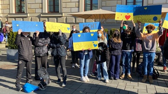 Jugendliche demonstrieren in Braunschweig gegen den Krieg in der Ukraine. © NDR Foto: Matthias Zimmermann