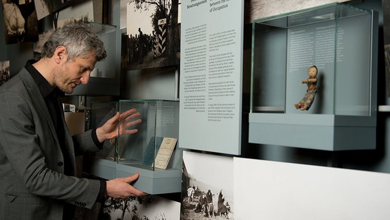 Joachim Baur, wissenschaftlicher Leiter des Museums Friedland, vor einigen Ausstellungsstücken. © dpa - Bildfunk Foto: Swen Pförtner