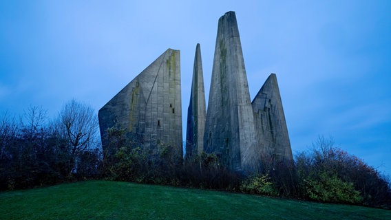 Die Friedland-Gedächtnisstaette, Denkmal für die deutschen Heimkehrer und Heimatvertriebenen © picture alliance/zoonar Foto: Stefan Ziese