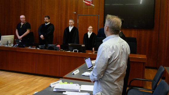 Der Angeklagte Rechtsanwalt Reiner Fuellmich steht zum Prozessauftakt im Landgericht vor den Richtern. © dpa-Bildfunk Foto: Swen Pförtner