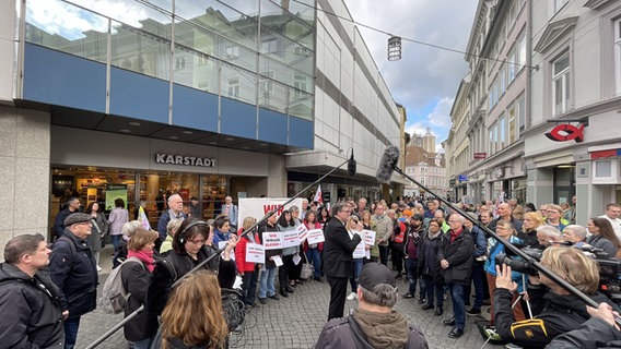 Beschäftigte von Galeria Karstadt Kaufhof demonstrieren für den Erhalt ihrer Filiale in Braunschweig. © NDR Foto: Michael Brandt