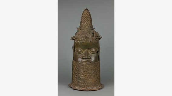 Eine Skulptur aus dem Königreich Benin, dem heutigen Nigeria, steht auf einem Tisch. © Georg-August-Universität Göttingen 