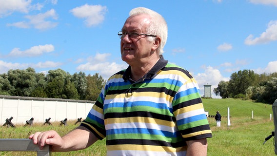 Hermann Pröhl schaut in die Ferne. © NDR Foto: Nils Hartung