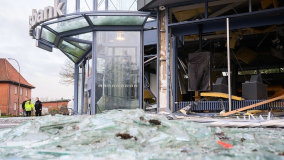 Eine Bankfiliale ist nach der Sprengung eines Geldautomaten stark beschädigt. © dpa-Bildfunk Foto: Julian Stratenschulte