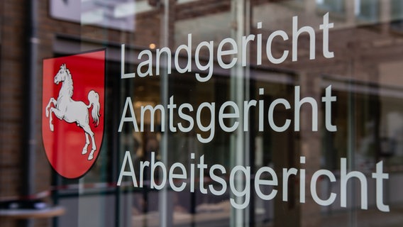 Der Schriftzug «Landgericht, Amtsgericht, Arbeitsgericht» ist am Haupteingang im Landgericht in Göttingen (Niedersachsen) zu sehen. © picture alliance /dpa Foto: Swen Pförtner