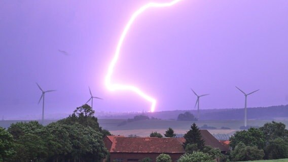 Ein Blitz schlägt hinter einem Haus ein. © dpa bildfunk Foto: Julian Stratenschulte