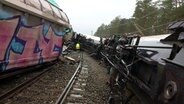 Güterzug-Waggons liegen nach einem Unfall im Landkreis Gifhorn auf Bahngleisen. © TeleNewsNetwork 