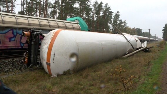 Güterzug-Waggons liegen nach einem Unfall im Landkreis Gifhorn auf Bahngleisen. © TeleNewsNetwork 