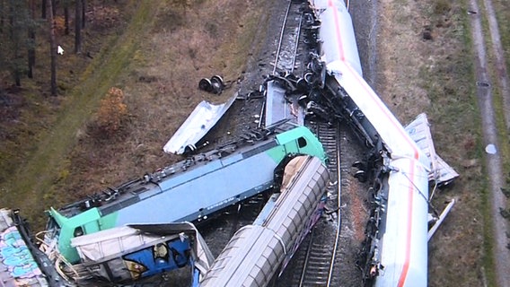 Güterzug-Waggons liegen nach einem Unfall im Landkreis Gifhorn auf Bahngleisen. © TeleNewsNetwork 