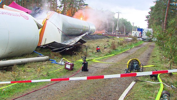 Unfallstelle nahe Gifhorn. Zugteile liegen neben den Schienen, Dampf steigt auf, Feuer ist zu sehen. © NDR Foto: NDR