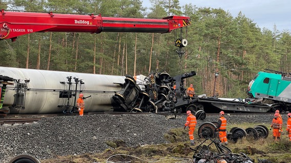 Ein Kranarm über einem Kesselwagen an der Unfallstelle nahe Gifhorn. © NDR Foto: Michael Brandt