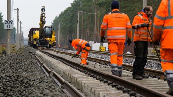 Ein Mitarbeiter der Deutschen Bahn arbeitet an der Unfallstelle. © picture alliance Foto: Philipp Schulze/dpa