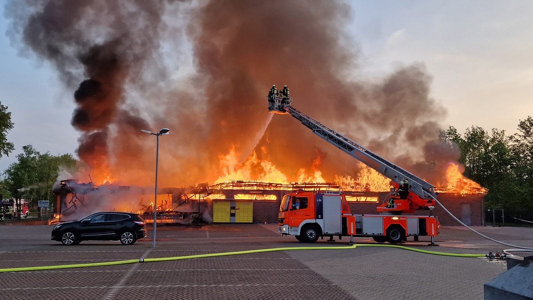 Die Feuerwehr löscht einen brennenden Supermarkt in Gifhorn.