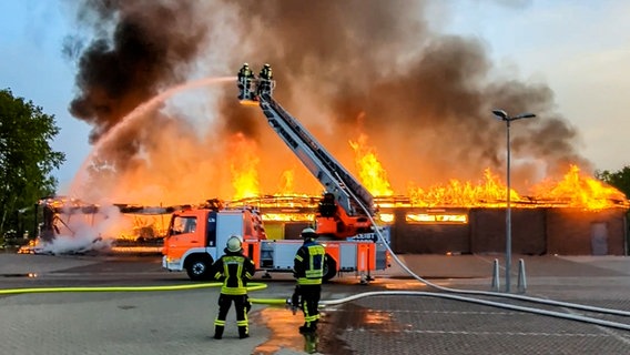 Feuerwehrleute bekämpfen ein Feuer in einem Supermarkt in Gifhorn. © aktuell24 