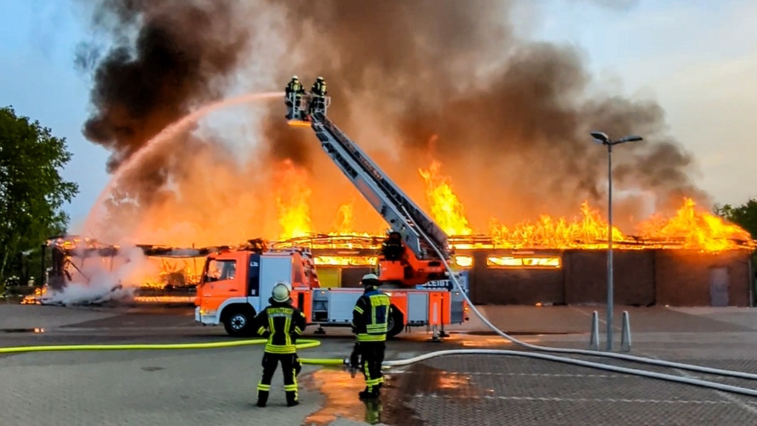 Feuerwehrleute bekämpfen ein Feuer in einem Supermarkt in Gifhorn.