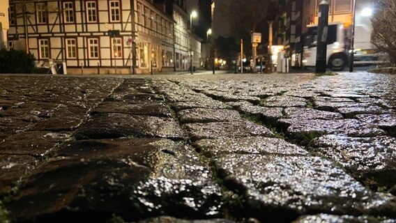 Das vereiste Kopfsteinpflaster einer Straße in Göttingen © NDR Foto: Wieland Gabcke