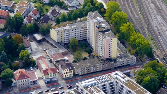 Auf einer Luftaufnahme ist ein Gebäudekomplex in Göttingen zu sehen, der aufgrund zahlreicher Coronainfektionsfälle unter Quarantäne steht. © Thomas Meder Foto: Thomas Meder