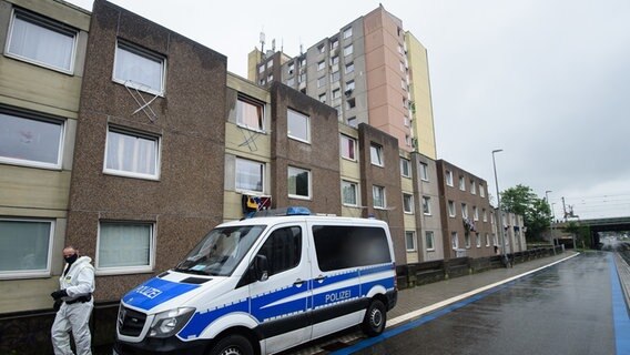 Ein Polizeifahrzeug steht vor einem Hochhaus in Göttingen. © picture alliance Foto: Swen Pförtner