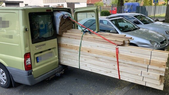 Aus einem Transporter hängen Holzlatten hinten heraus. Aus einem Transporter hängen Holzlatten hinten heraus. © Polizeiinspektion Göttingen