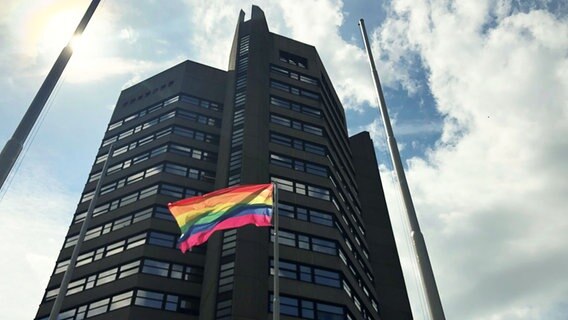 Die Regenbogenflagge vor dem Rathaus in Göttingen. © NDR Foto: Jens Klemp