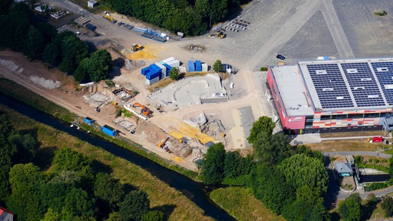 Aus der Luft ist eine Baustelle auf dem Schützenplatz in Göttingen zu sehen. © NDR Foto: Thomas Meder