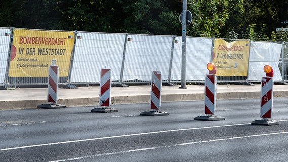 Göttingen: Banner mit der Aufschrift "Bombenverdacht in der Weststadt" sind als Sichtschutz am westlichen Schützenplatz an einer Straßensperrung befestigt. © picture alliance/dpa/Swen Pförtner Foto: Swen Pförtner