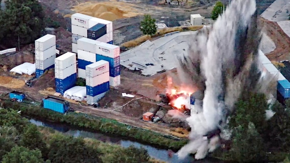 Ein Screenshot einen Drohnenvideos zeigt verbeulte Container nach der Sprengung einer Bombe in Göttingen. © Polizei Göttingen 