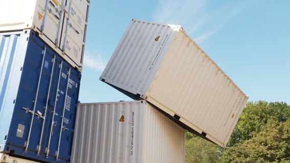 Container stehen schräg aufeinander. © NDR 