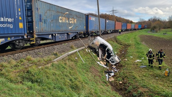 Ein Pkw steht nach einem Zusammenstoß mit einem Güterzug neben den Gleisen. © Polizeiinspektion Göttingen 